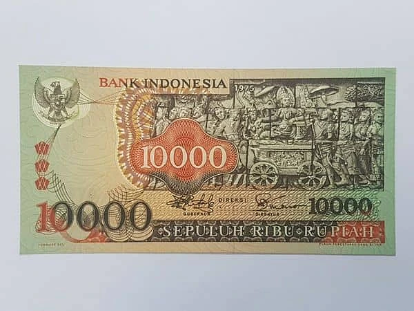 10000 рупий